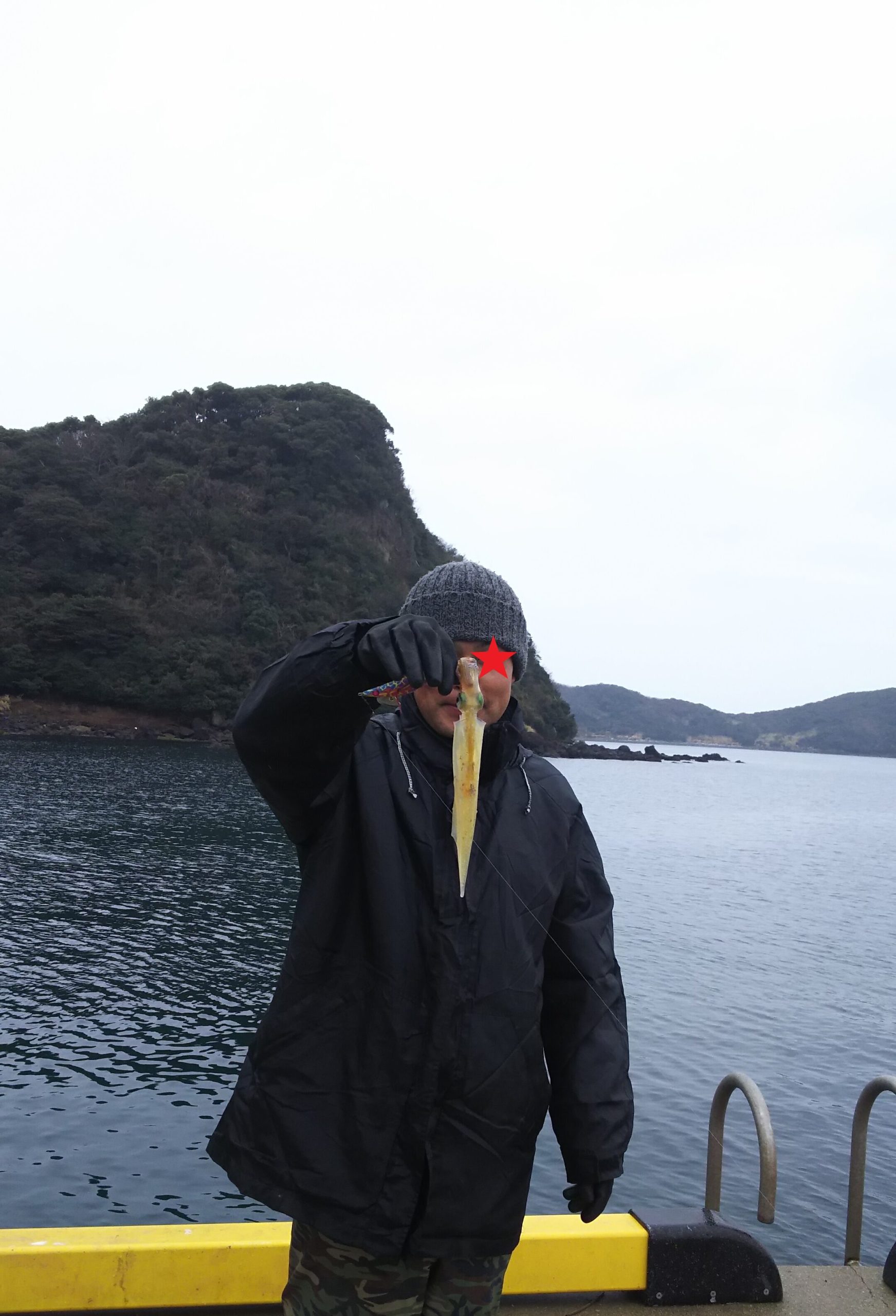 1月の平戸・宮之浦にて、初心者の友人がエギングで初めて釣り上げたヤリイカの釣果写真